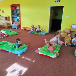 Páťáci čtou dětem ve školce.